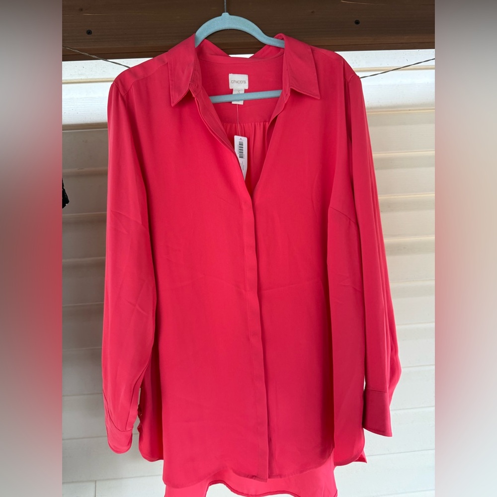 Chico’s button down Malibu punch blouse in size 3. Brand new with tag.
